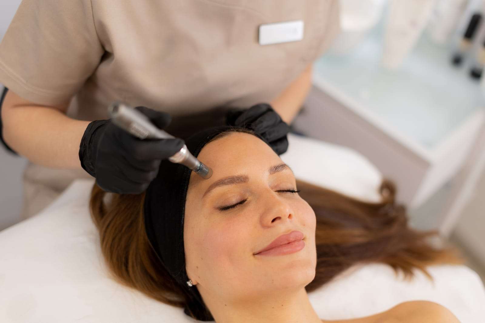 Microneedling 95067628 YI Pixel8 RF Microneedling treatment to improve skin texture, stimulate collagen production, reduce fine lines, and rejuvenate the skin.
